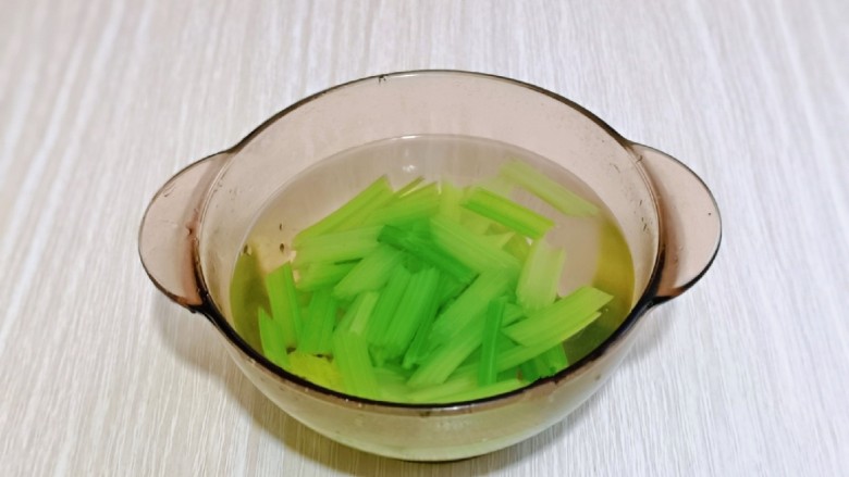芹菜拌腐竹,捞出后立即过冷水,再捞出淋干水分。