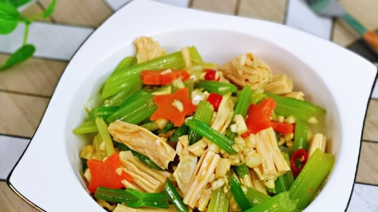 芹菜拌腐竹,春天的最佳之选,好吃不胖。