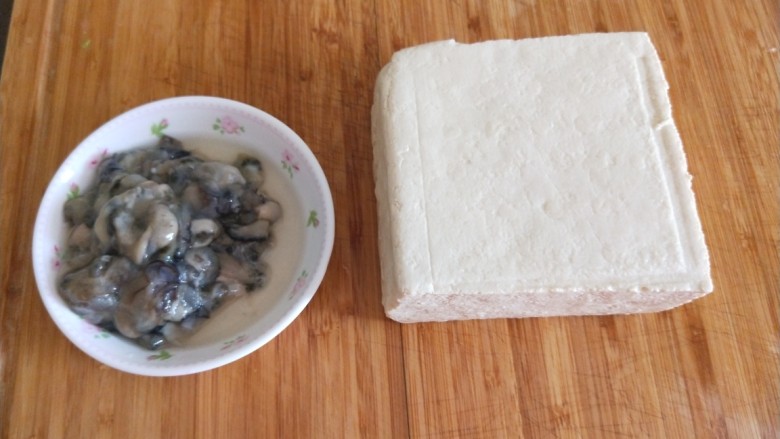 牡蛎豆腐汤,海蛎洗干净,豆腐一块。