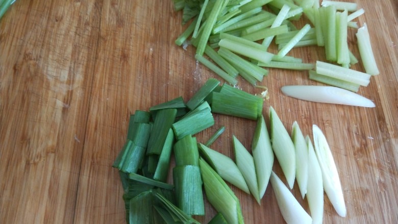 牡蛎豆腐汤,大蒜苗洗干净切段,芹菜切成段。