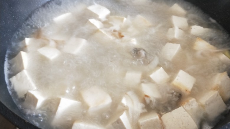 牡蛎豆腐汤,加入白胡椒,盐。