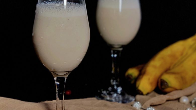 经典的香蕉牛奶🥛,香蕉牛奶、蛋糕、面包、饼是我生活中重要的美味,想想都没正经的写过香蕉牛奶的食谱,今天如愿出炉,一杯浓郁的香蕉牛奶如同晴天暖阳,足以治愈心灵的疲惫。