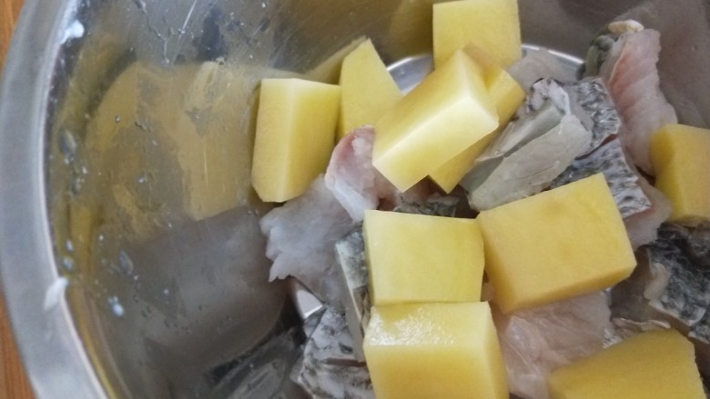 糖醋龙利鱼,放入盆中,