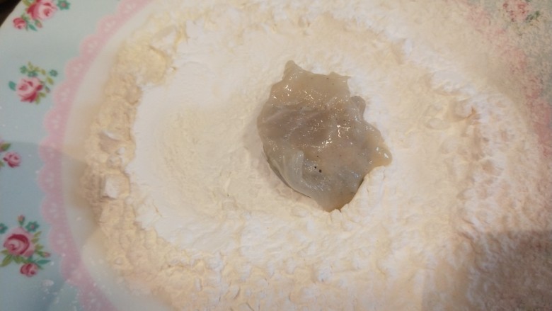糖醋龙利鱼,盘中倒入淀粉,鱼块在沾满。