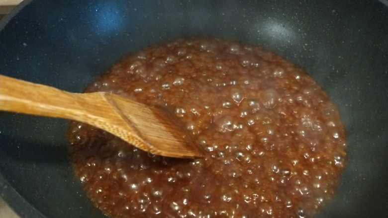 糖醋龙利鱼,倒入料汁炒均匀。