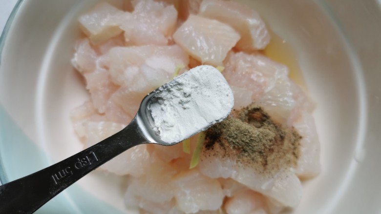 酸汤龙利鱼,加一勺淀粉,抓匀腌制10分钟