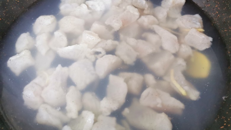 酸汤龙利鱼,锅内放姜片水开后放入龙利鱼烫30秒