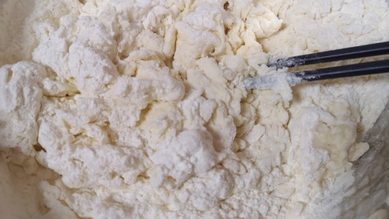 胡萝卜韭菜馅包子,将酵母水加入面粉中,先用筷子搅拌成絮状。