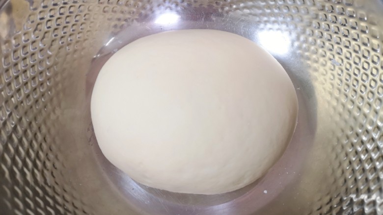 胡萝卜韭菜馅包子,再揉成光滑的面团,盖上保鲜膜发酵至两倍大。