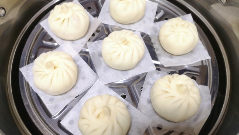 胡萝卜韭菜馅包子,蒸锅内放水,篦子上铺上油纸,放上做好的包子生胚,盖上锅盖二次发酵10分钟左右,凉水上锅,上汽后大火蒸10分钟关火,焖5分钟左右出锅。