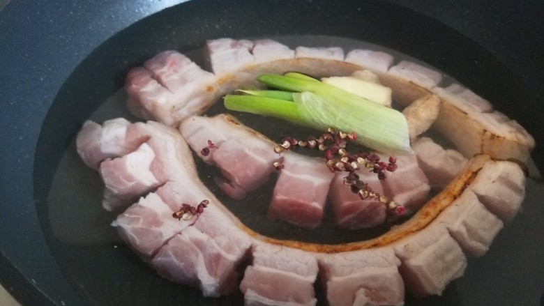 东波肉,加入花椒粒。