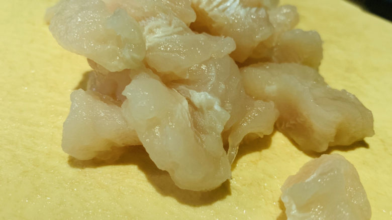 酸汤龙利鱼,洗净,切粒;