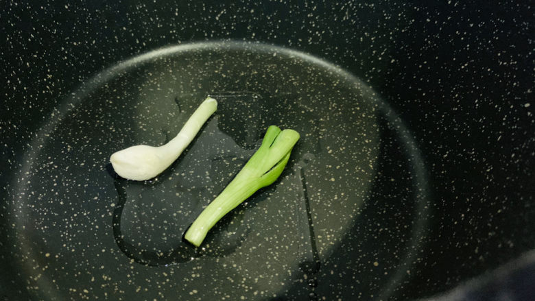 酸汤龙利鱼,锅里加少许食用油,加葱白,炒香;