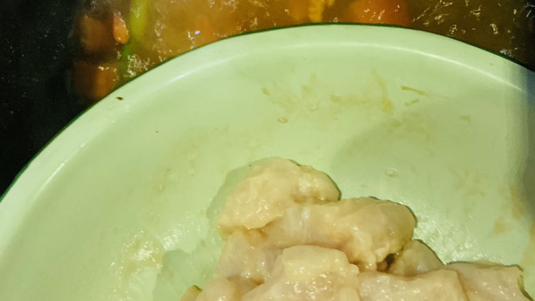 酸汤龙利鱼,加入清水,汤汁煮沸,加龙利鱼;