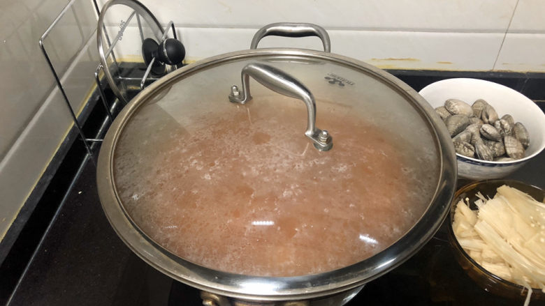 花蛤豆腐汤➕韩式花蛤豆腐汤,煮开后,小火炖煮5分钟