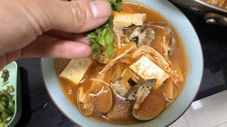 花蛤豆腐汤➕韩式花蛤豆腐汤,出锅,撒上少许香菜即可