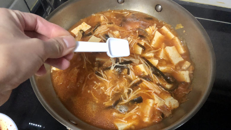 花蛤豆腐汤➕韩式花蛤豆腐汤,尝下咸淡,根据个人口味添加少许盐定味