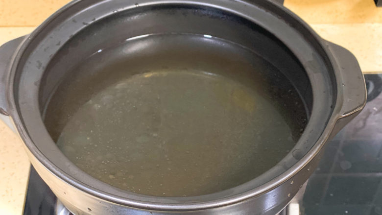 花蛤豆腐汤,锅里加清水,加上两勺油