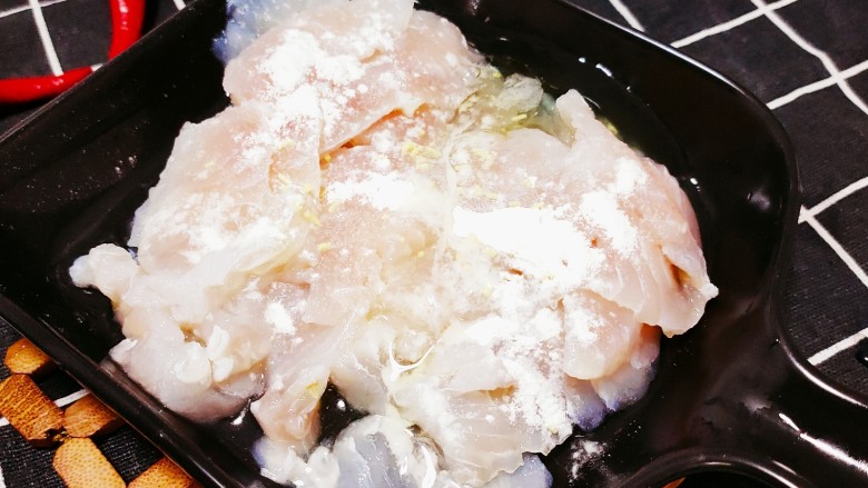 酸汤龙利鱼,加入淀粉,白胡椒粉,盐,蛋清
