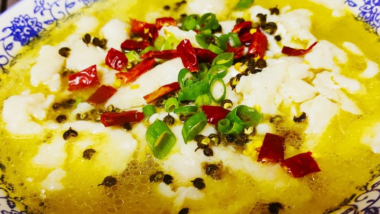 酸汤龙利鱼,撒上花椒,干辣椒,葱花
