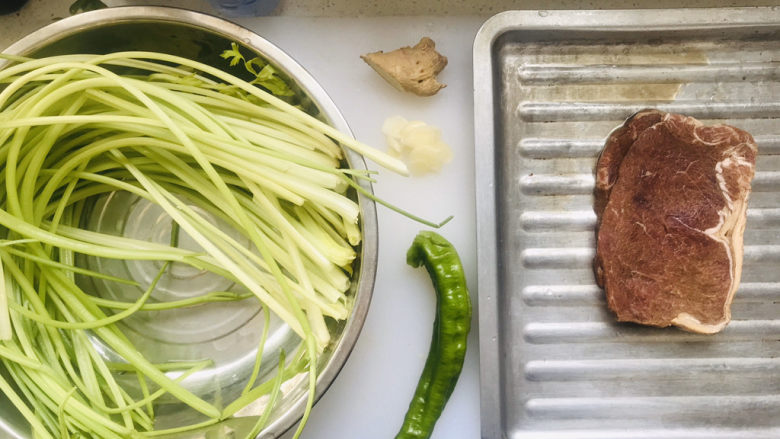 牛肉丝炒芹菜,所有用到的食材都在这里，牛肉我用的是现成的袋装牛排，煎牛排吃腻了，可以用它来炒菜哦；