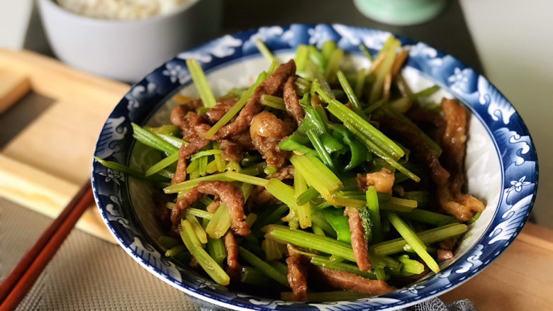 牛肉丝炒芹菜,牛肉丝炒芹菜，倍儿香！