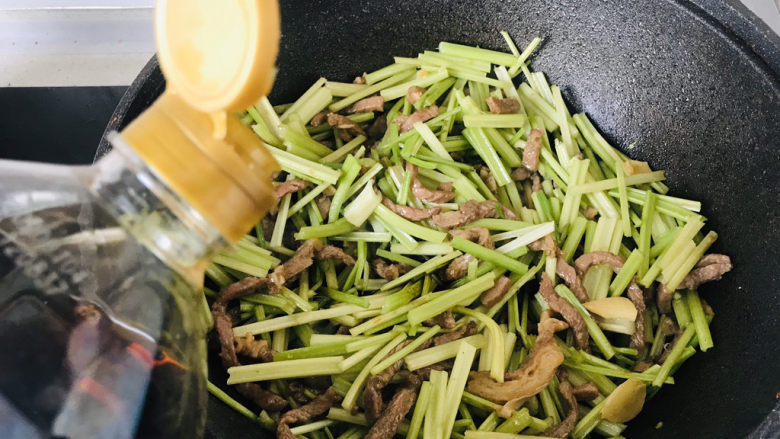 牛肉丝炒芹菜,倒入适量<a style='color:red;display:inline-block;' href='/shicai/ 788'>生抽</a>;