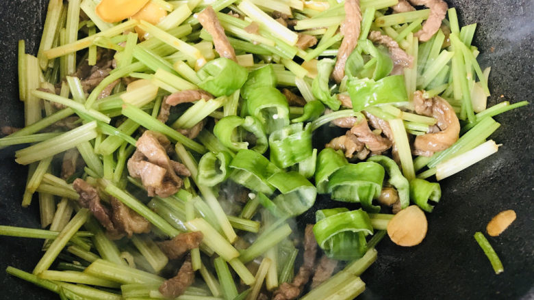 牛肉丝炒芹菜,加入青椒再炒1分钟;