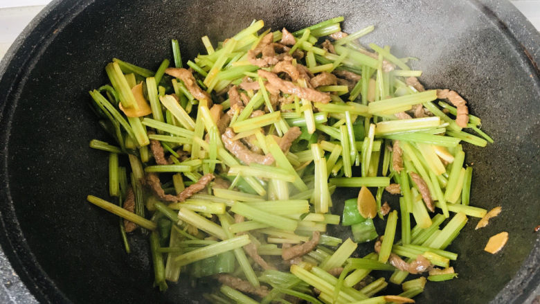 牛肉丝炒芹菜,就这么简单,准备出锅;