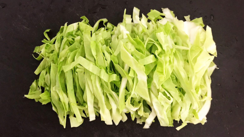 卷心菜炒粉丝,把卷心菜清洗干净,切成丝