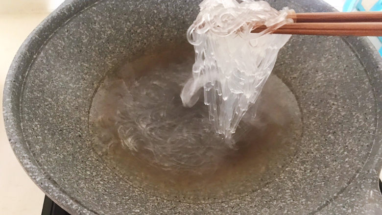 卷心菜炒粉丝,水晶粉焯水,煮至透明即可