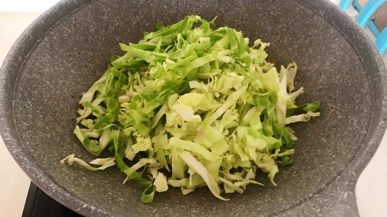 卷心菜炒粉丝,加入卷心菜,大火爆炒1分钟