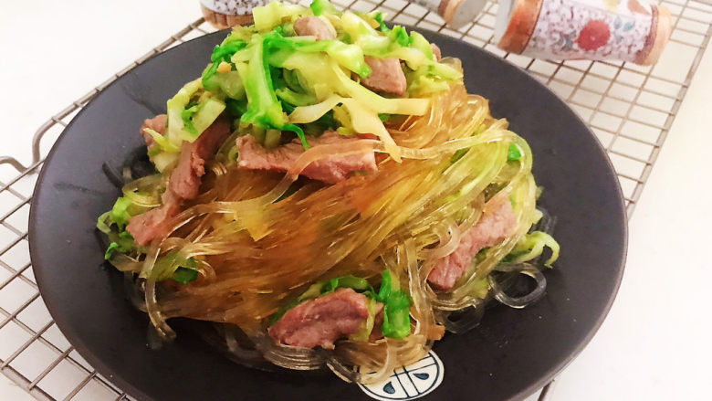 卷心菜炒粉丝,卷心菜炒粉丝清淡适宜,这是一道非常完美的下饭菜~