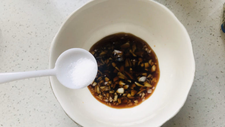 芹菜拌腐竹,一丢丢盐;