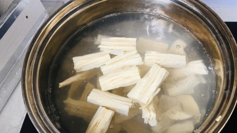 芹菜拌腐竹,腐竹放进开水里烫一下;