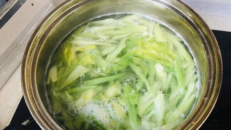 芹菜拌腐竹,西芹焯水40秒;
