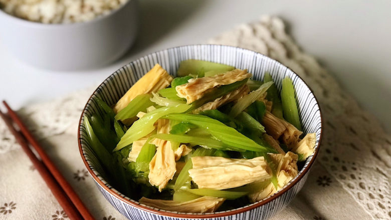 芹菜拌腐竹,一道爽口保健小凉菜就做好了,促进消化,有助健康。