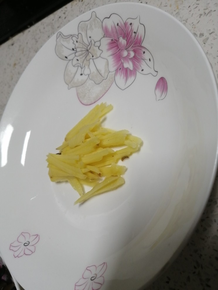 芹菜炒木耳,姜洗干净切好,备用。