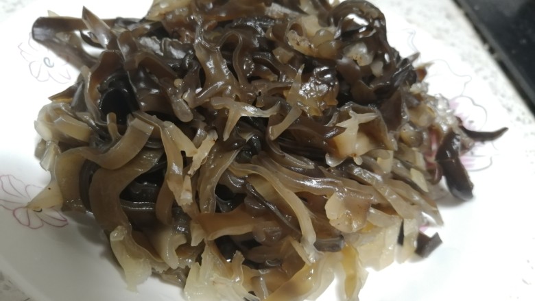 芹菜炒木耳,<a style='color:red;display:inline-block;' href='/shicai/ 118129'>干木耳</a>泡开,切好丝备用。
