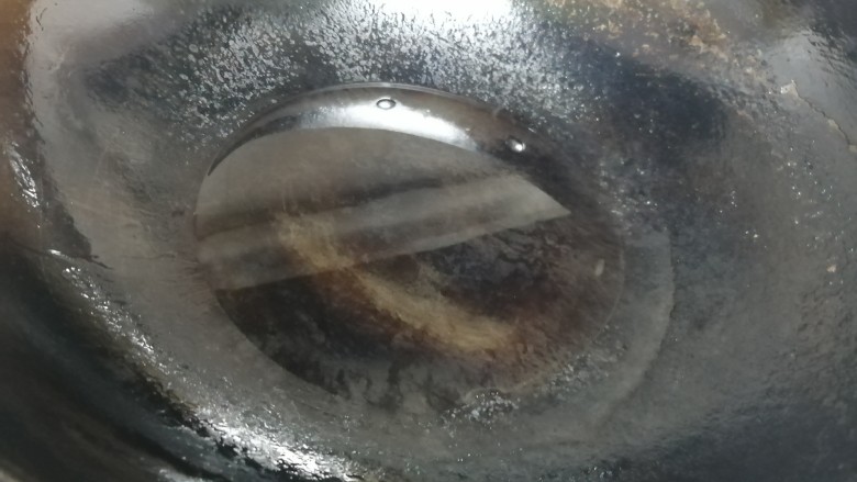 芹菜炒木耳,开火加热锅,倒入油。
