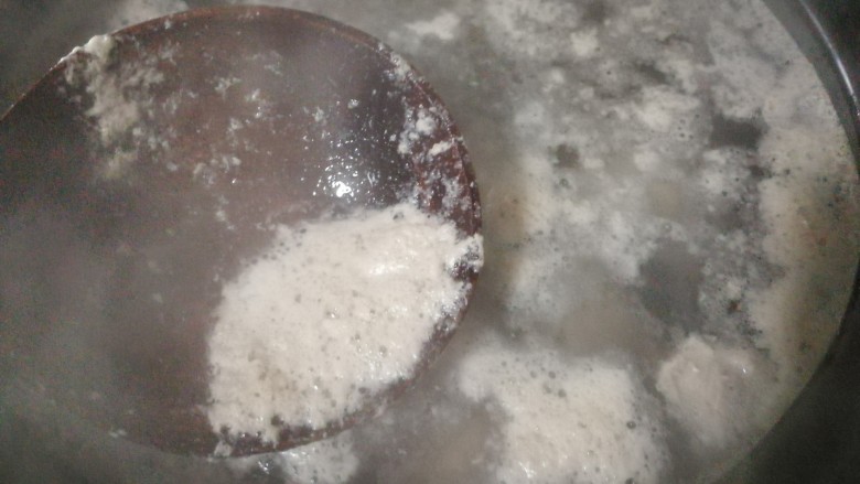 红枣枸杞骨头汤,用勺子慢慢把上面的血泡舀出来,再继续煮
