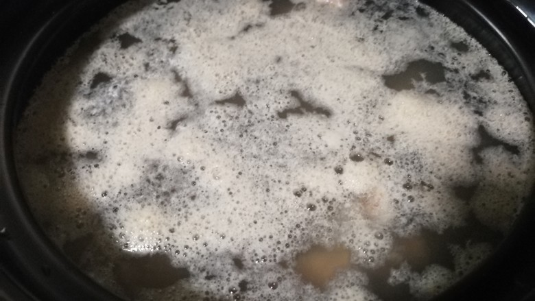 红枣枸杞骨头汤,等水慢慢开起来,锅里会浮起一层血泡