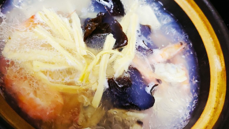 花蛤豆腐汤,最后倒入腐竹和木耳,小火慢炖
