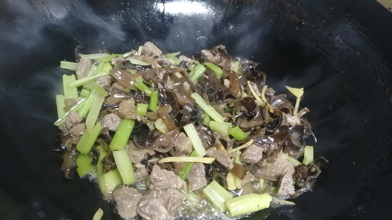 芹菜炒木耳,收汁熄火,准备盛出。