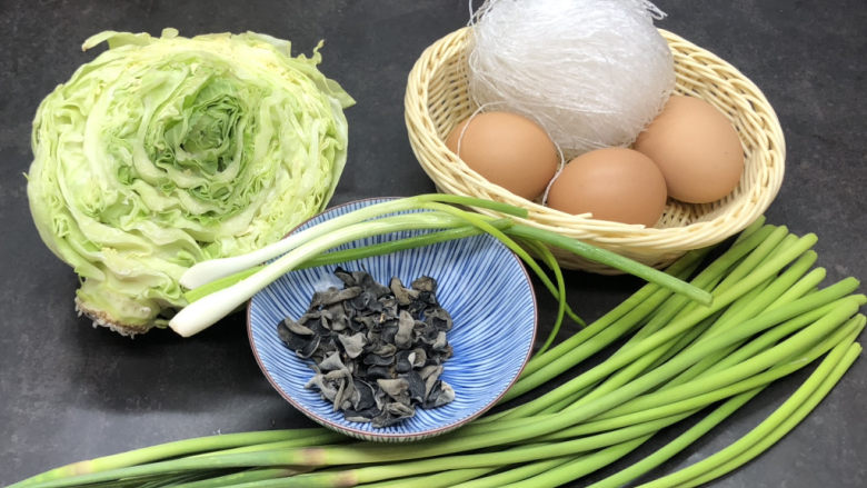 卷心菜炒粉丝,准备好所有食材，圆白菜小半个就行，然后洗净切成丝