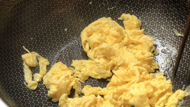 卷心菜炒粉丝,锅中倒入少许油,倒入鸡蛋液炒熟