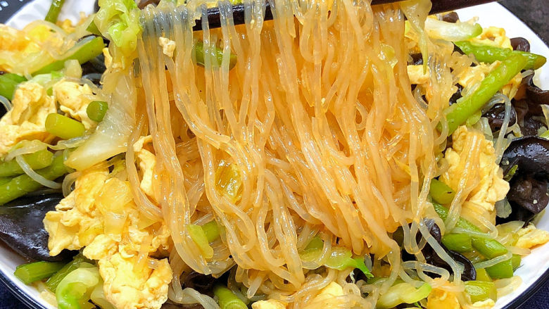 卷心菜炒粉丝,可好吃了,很下饭
