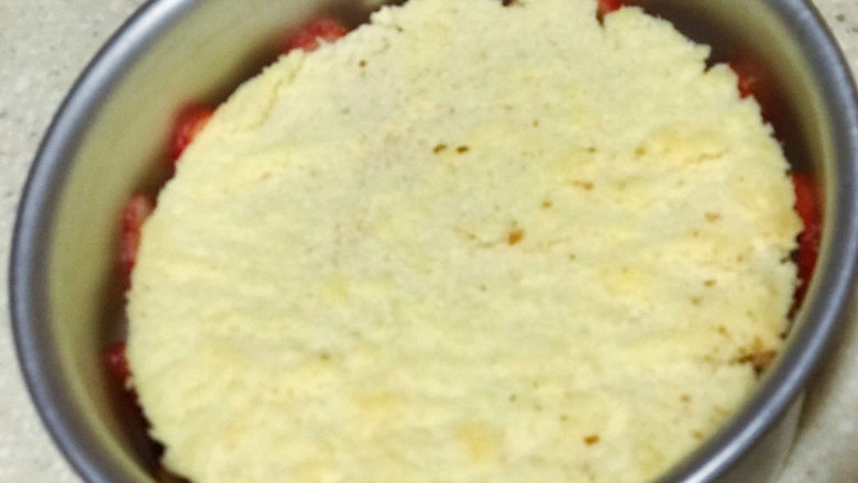 浅湘食光&可可草莓慕斯蛋糕,放第二片蛋糕底,上面再加慕斯液,震出气泡,放冰箱冷藏4小时以上。冷藏出来后,可以用吹风机适当吹壁脱模。