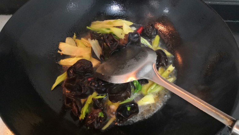 芹菜炒木耳,再次翻炒均匀,收汁后,关火盛出