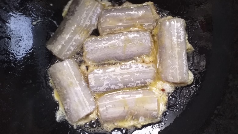 家常炖带鱼,下方出现蛋液成型,翻个